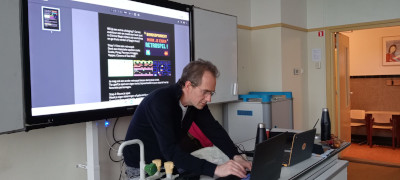 Gabor geeft gastcollege bij Dalton Den Haag tijdens nachtschool.